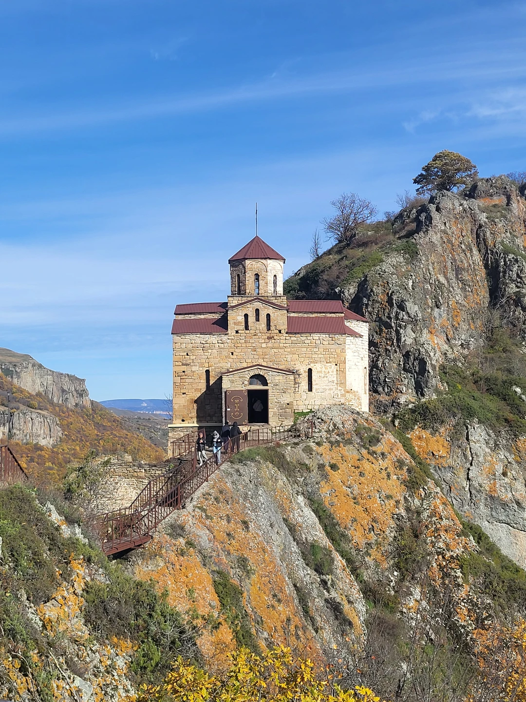 Мы были на экскурссии в Архыз в октябре 2025 года с гидом Рустамом. Это был потрясающий