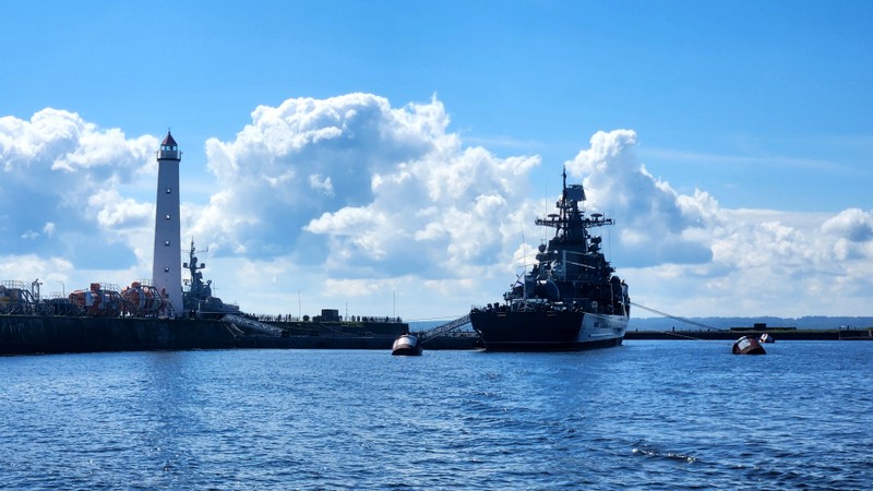 Город-крепость, город-порт: в Кронштадт на метеоре