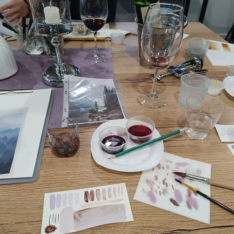 Сегодня с мужем посетили мастер -класс по рисованию вином. Очень понравилось,необычно рисовать вином. Студия очень уютная