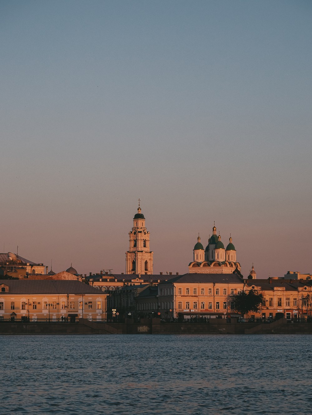 Фото Вдоль набережных Астрахани — на катере с навесом (в группе)