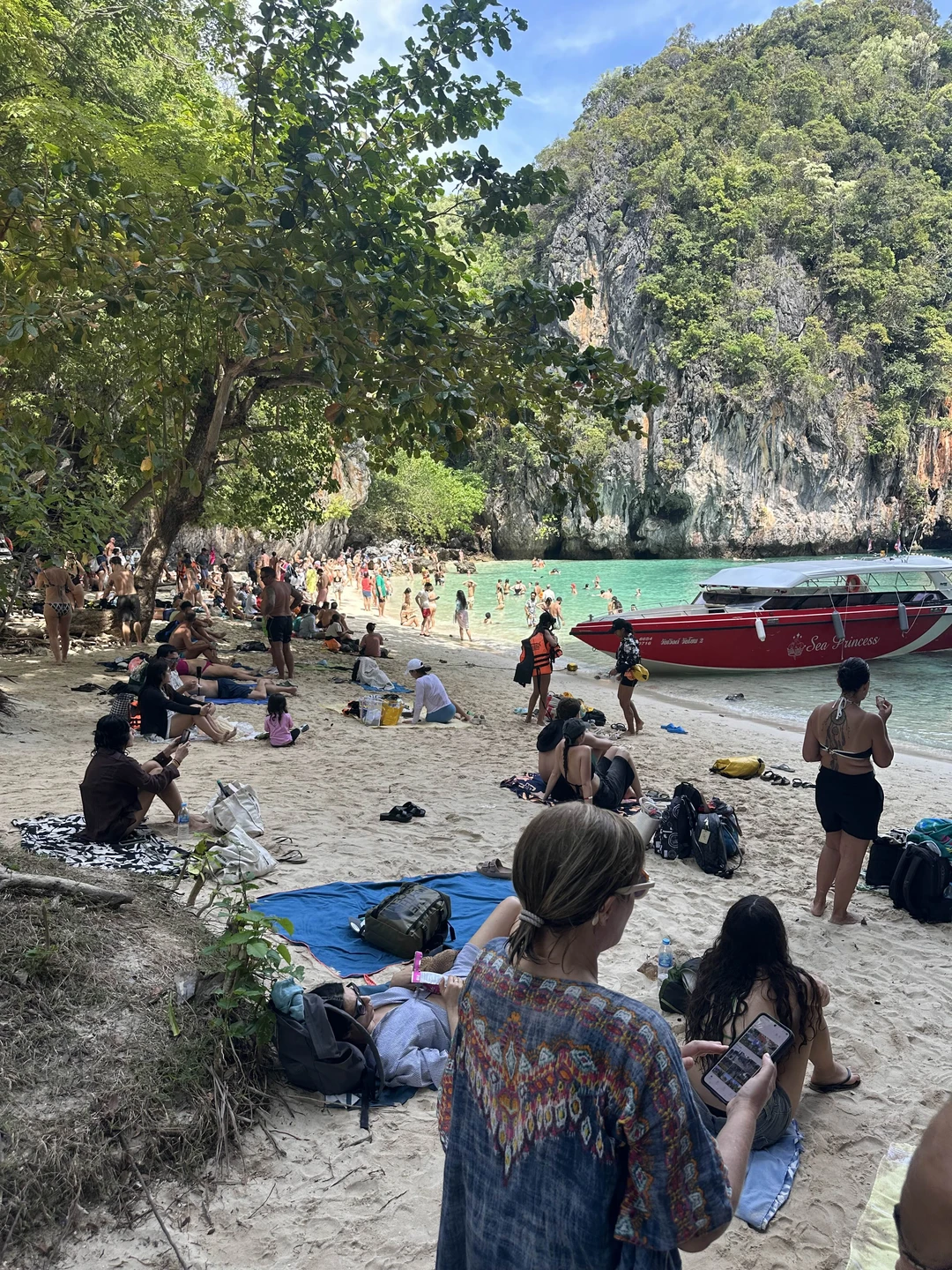 Была в новогодние каникулы. Очень много людей. Насладиться видами практически невозможно. Людей так много, что в