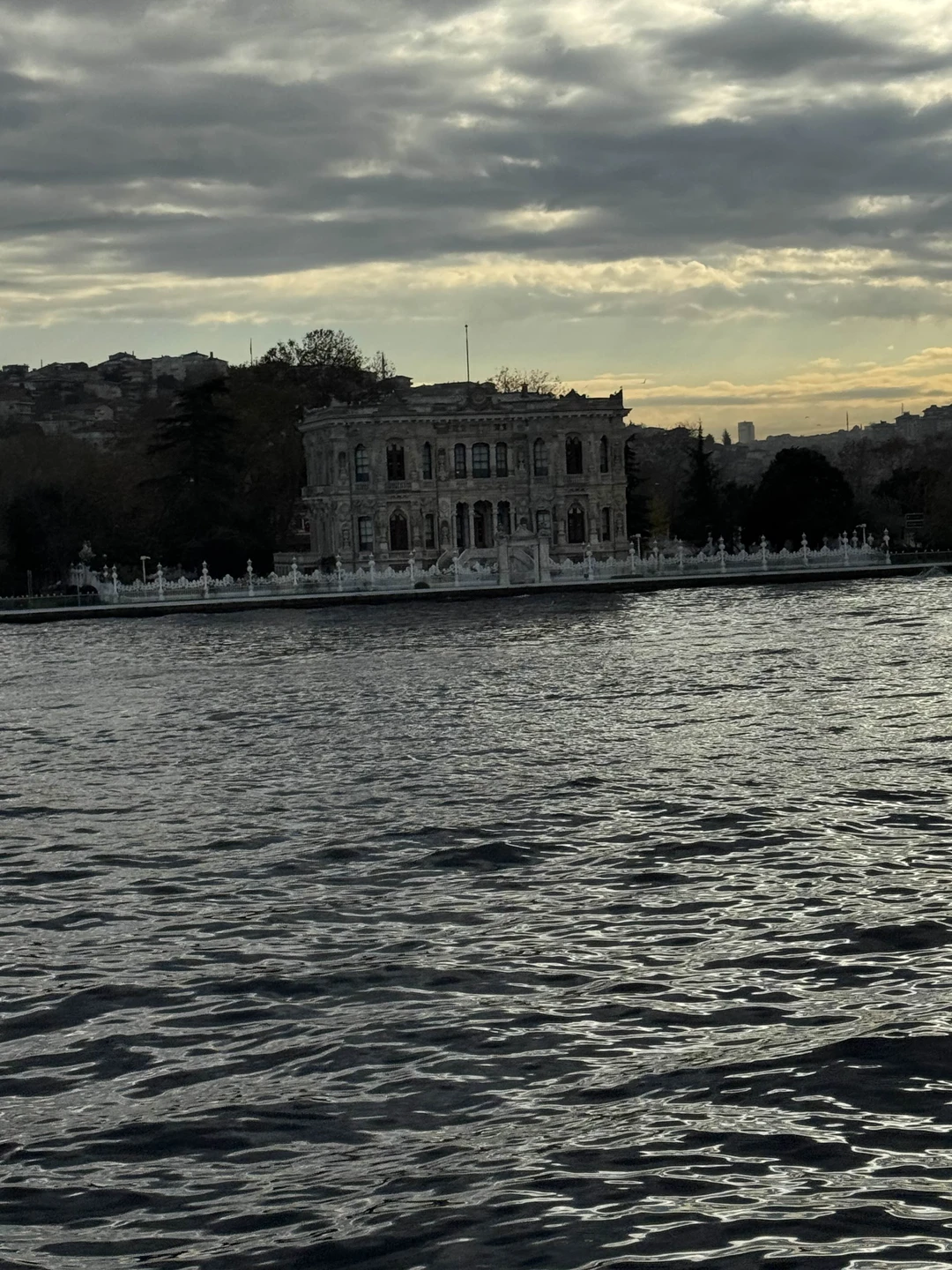 Благодаря Исламу мы отправились в мини путешествие по Босфору! Он нам показал достопримечательности своего родного города