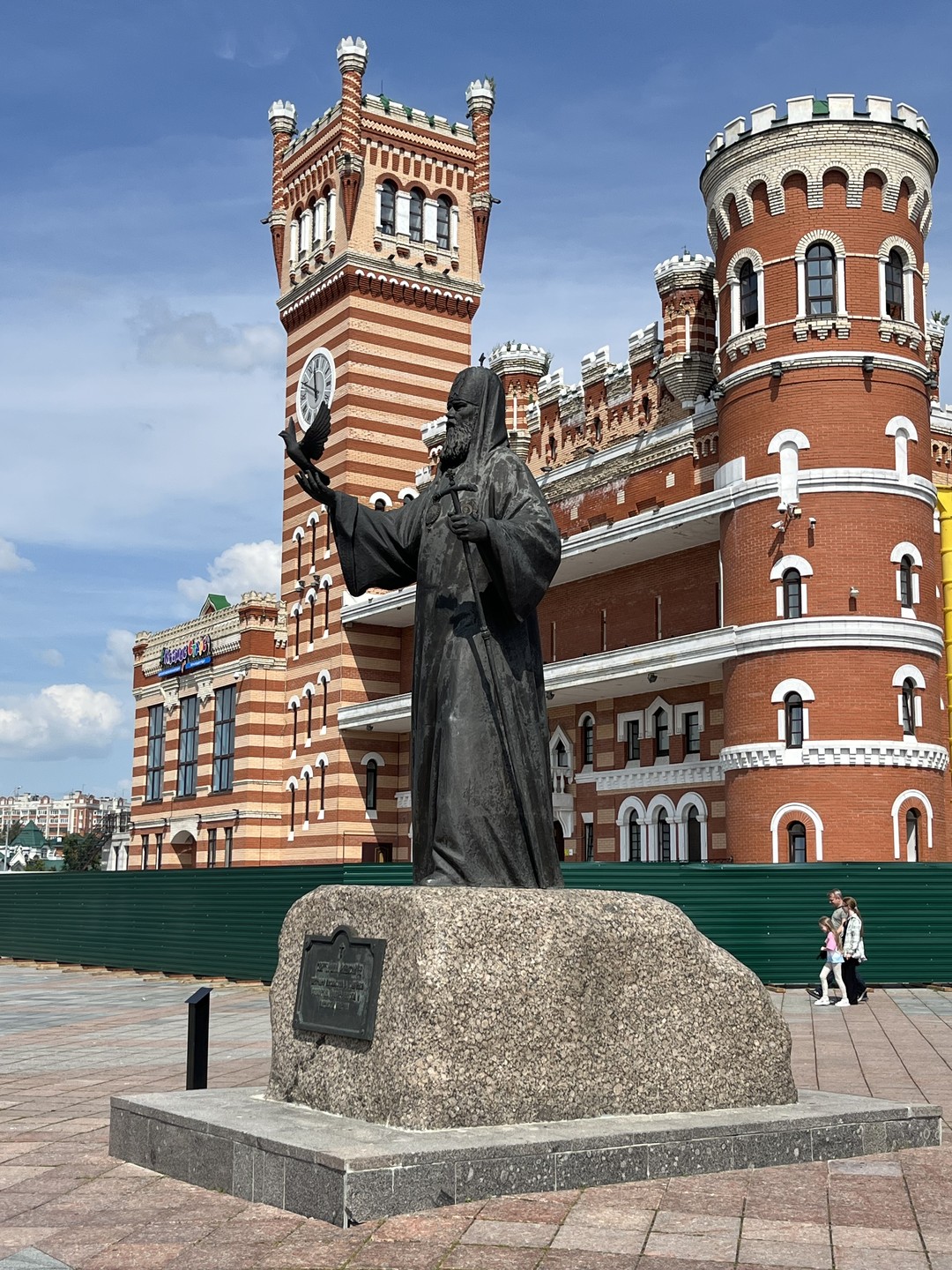 Валерий прекрасно провел экскурсию, ответит на любой вопрос. Легко и с юмором проводит по главным местам