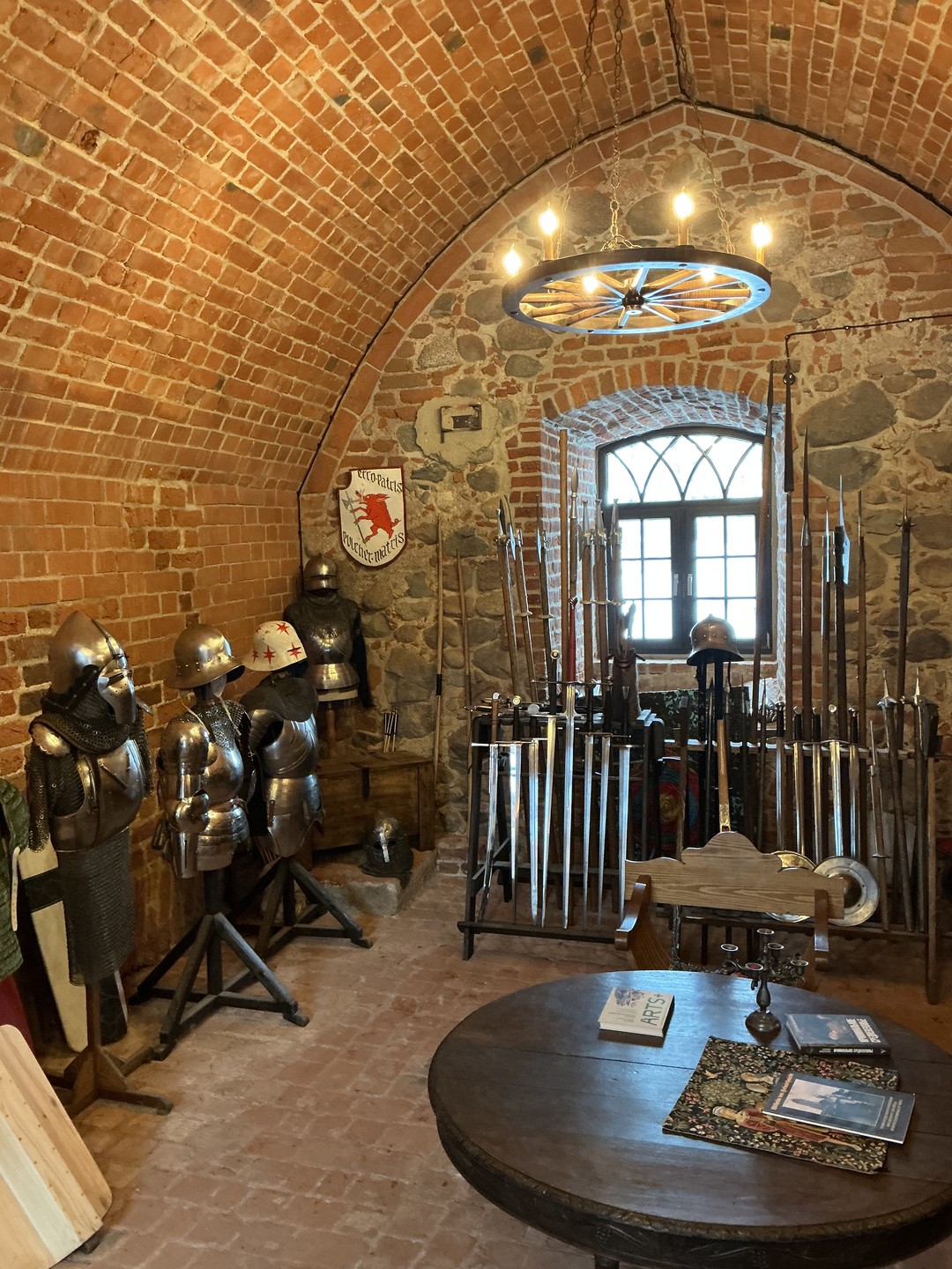 Экскурсия по содержанию полностью соответствует описанию - посетили все точки маршрута, только вот на замок хотелось