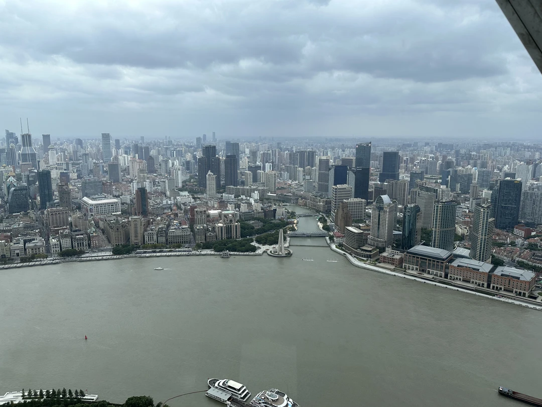 У нас гидом была Женя. Очень хорошо всё нам рассказывала на хорошем русском языке. Мы не