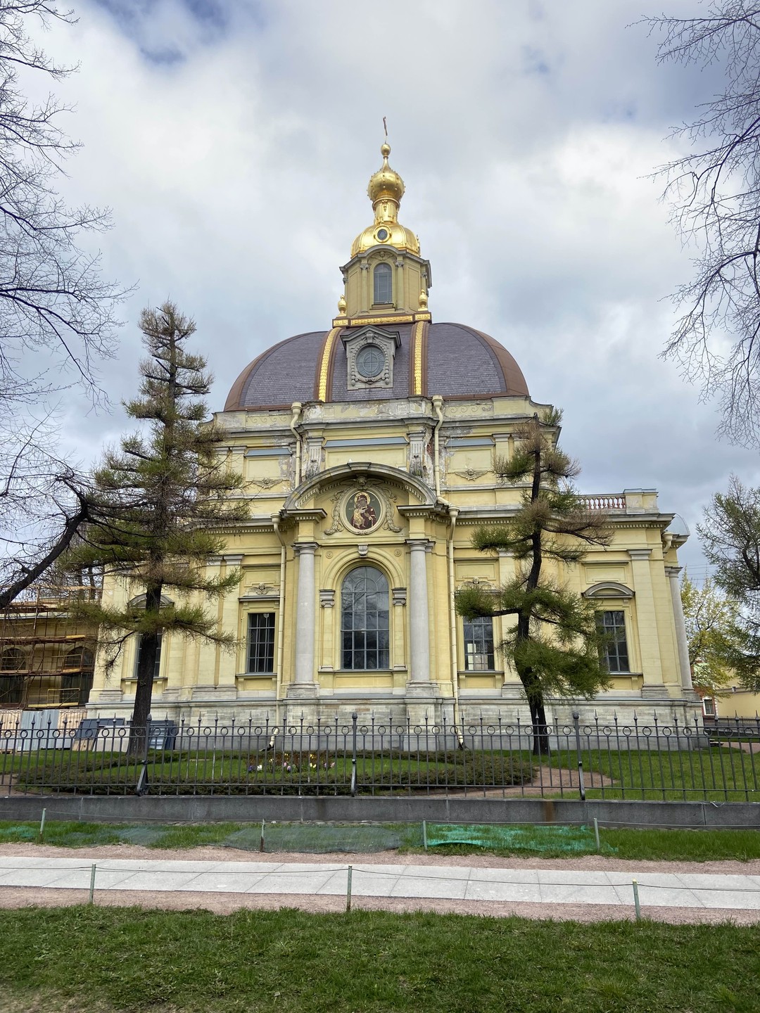 Одна из лучших экскурсий в Петербурге! Спасибо Алексею, безумно интересно. 3 часа пролетели незаметно, узнали столько