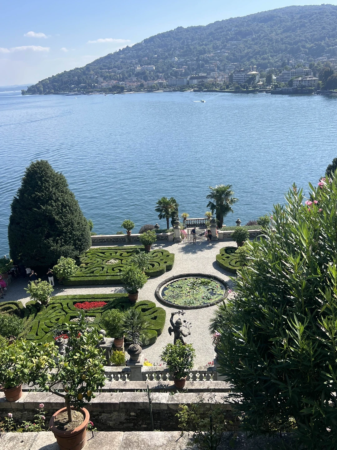 Тиана-прекрасный гид, встретила, все показала и рассказала убедительно! Дворец на острове Bella -это чудо из чудес!