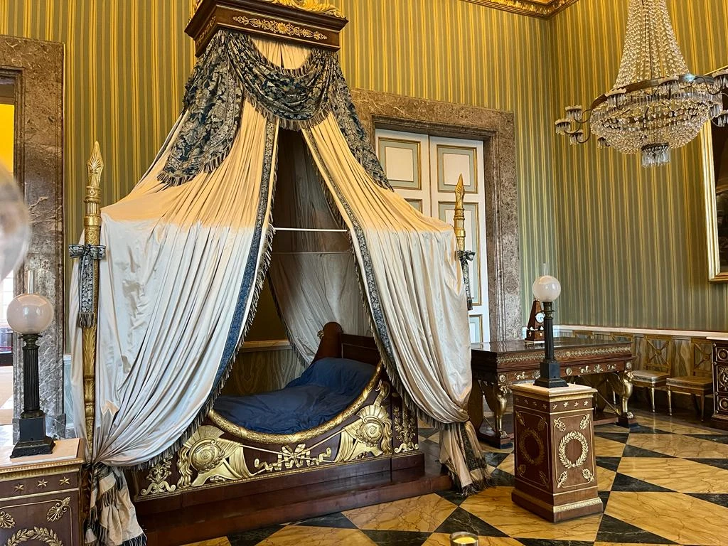 Это одна из самых запоминающихся экскурсий. Знания гида Елены,интересный рассказ и красота замка не заставят быть