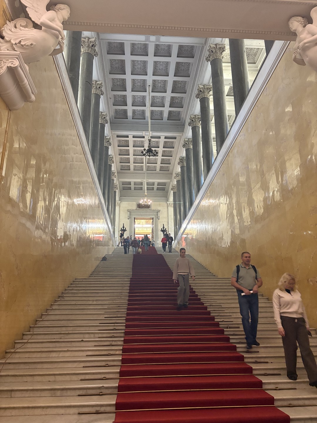 Знакомили ребёнка с Эрмитажем. К счастью, сделали это именно в компании Марии. Восторг. И у взрослых,