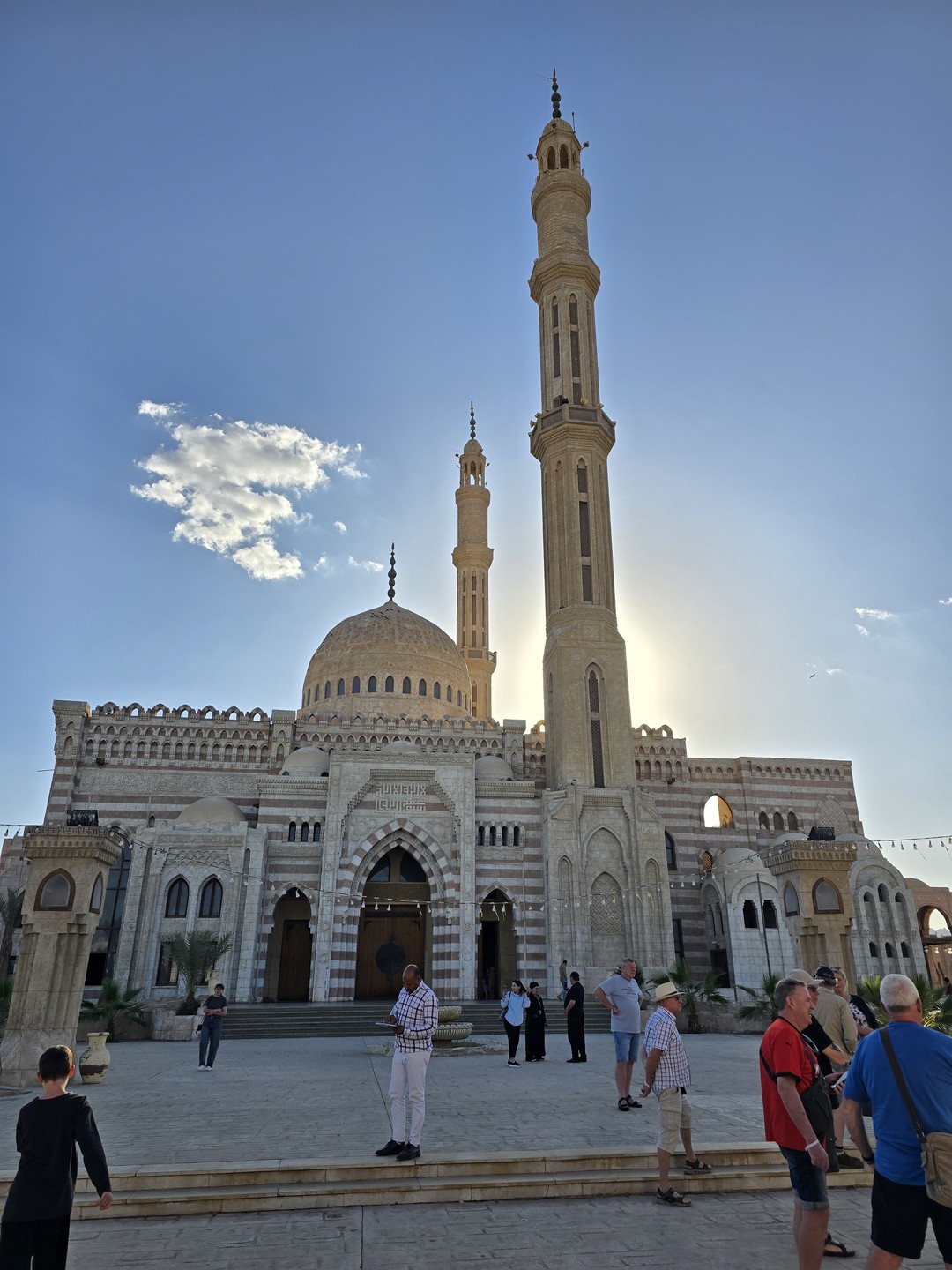 Ездили на экскурсию 02.03.2026 г. Всё понравилось. Забрали из отеля вовремя. Экскурсия не долгая (это плюс