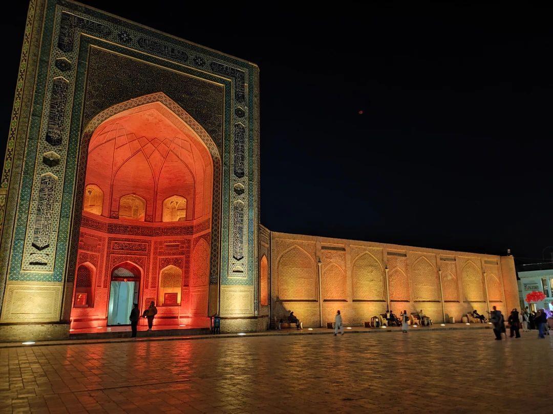 Ислом раскрывает Бухару, как драгоценную шкатулку)) не торопясь, достает из неё ценности древних времён…