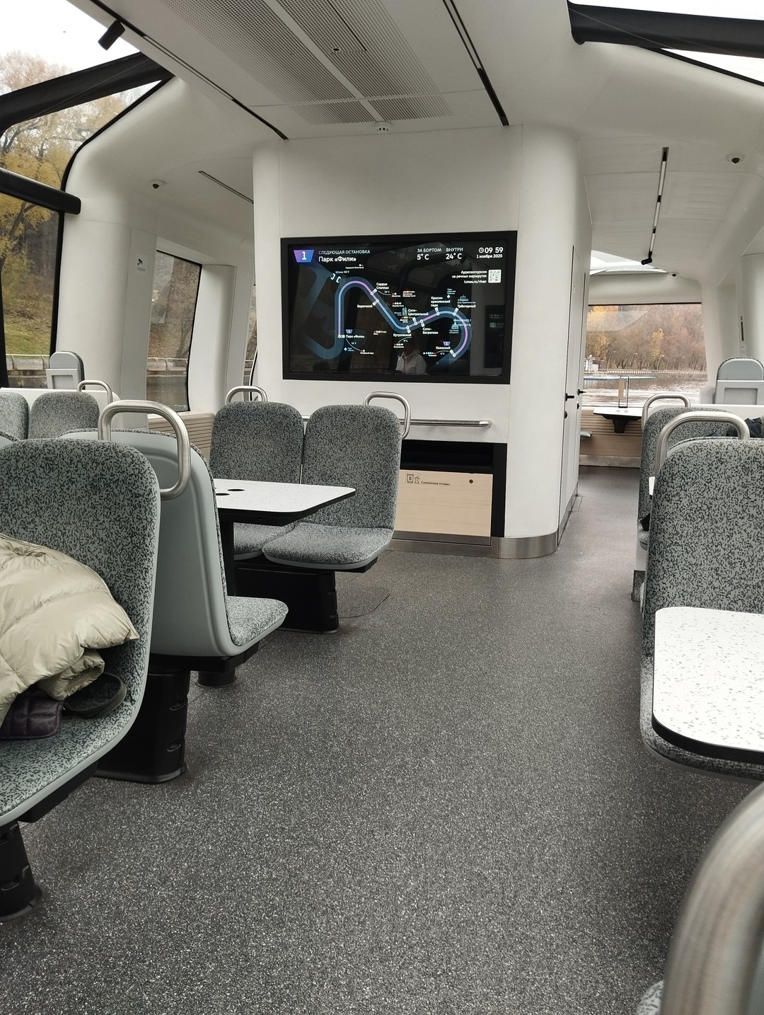 1 ноября я посетила данную экскурсию на речном электросудне. Я в восторге!!! Когда намечала себе экскурсию, она должна была удовлетворить моим