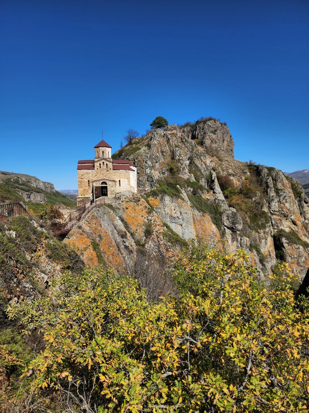 Были на индивидуальной экскурсии в Домбай вчера, 6 октября с гидом Андреем. Нас было четверо- двое