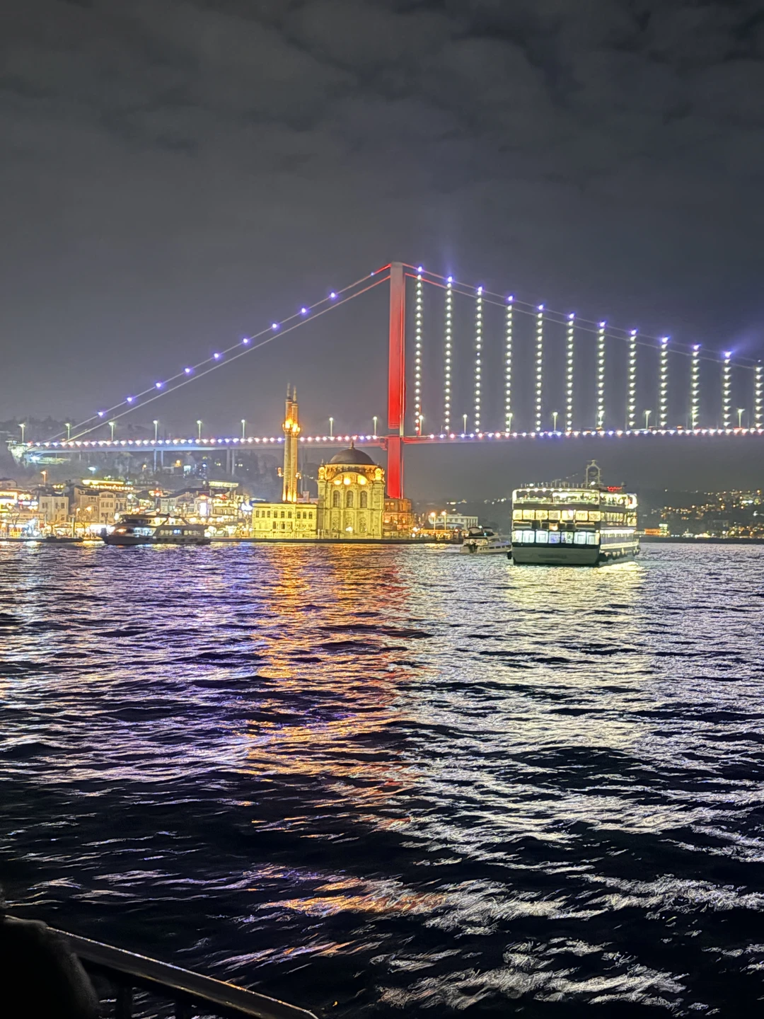 Если вы еще решаетесь на этот круиз,то решайтесь! Потрясающе провели время. Отлиное шоу,прекрасная организация мероприятия! Все,начиная