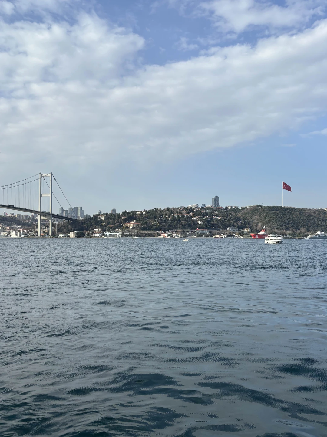 Лучшая экскурсия, чтобы все увидеть с воды! Обед отличный! Салат, первое и мясо с рисом, десерт