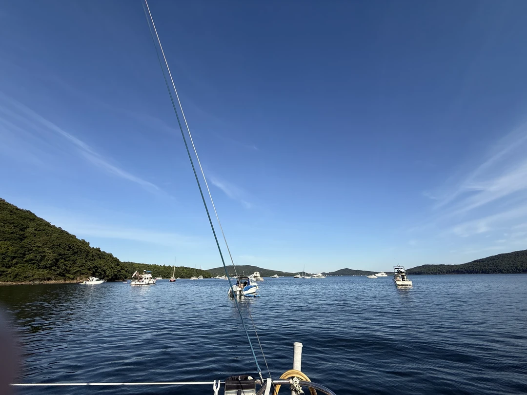 Было все прекрасно, капитан очень интересный человек, очень много интересного узнали о парусных яхтах и морских путешествиях