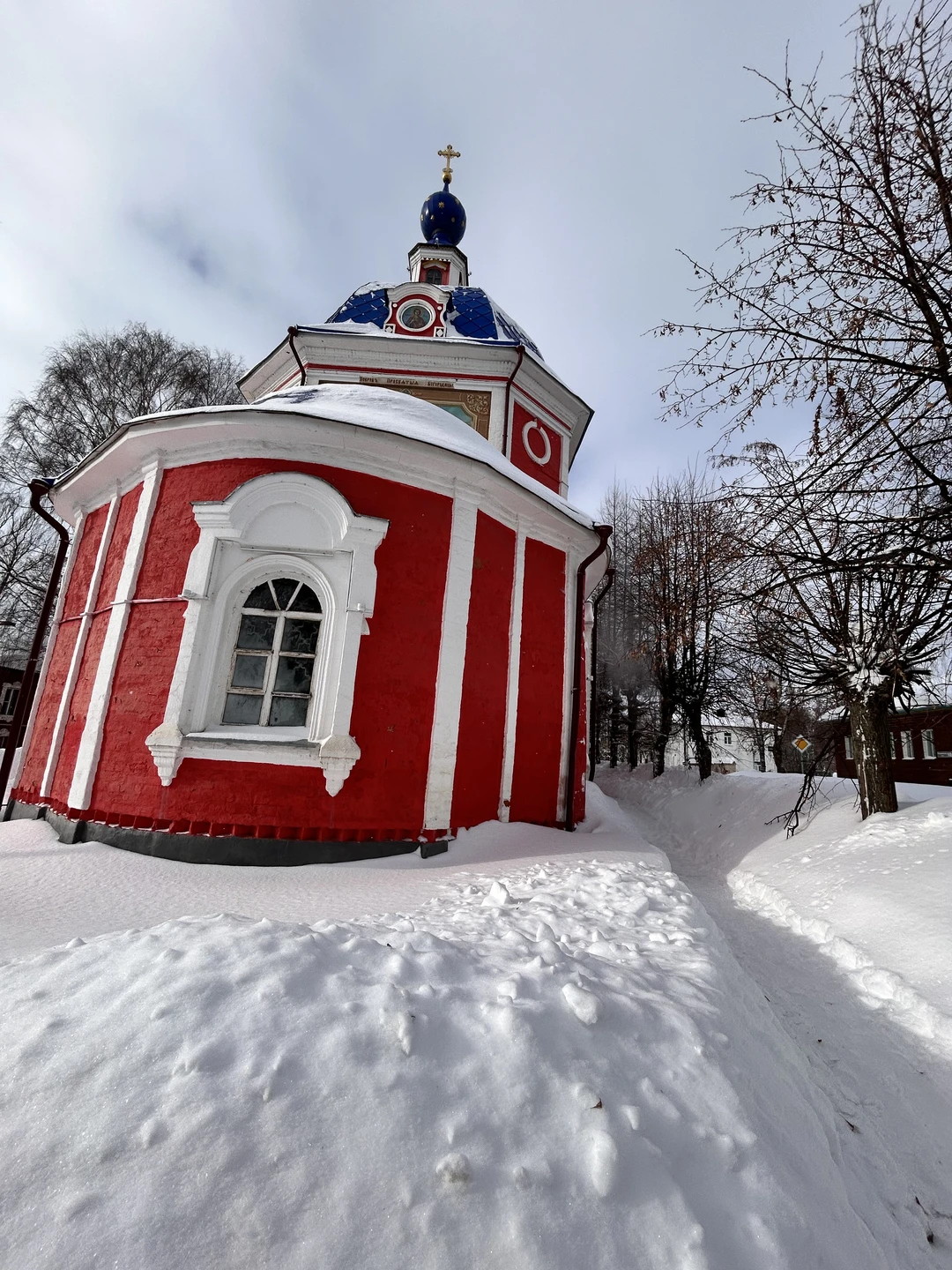 Прекрасная прогулка по заснеженному Переславлю-Залесскому. Елена увлекательно рассказывала истории города, интересные факты и детали. Прогулка получилась