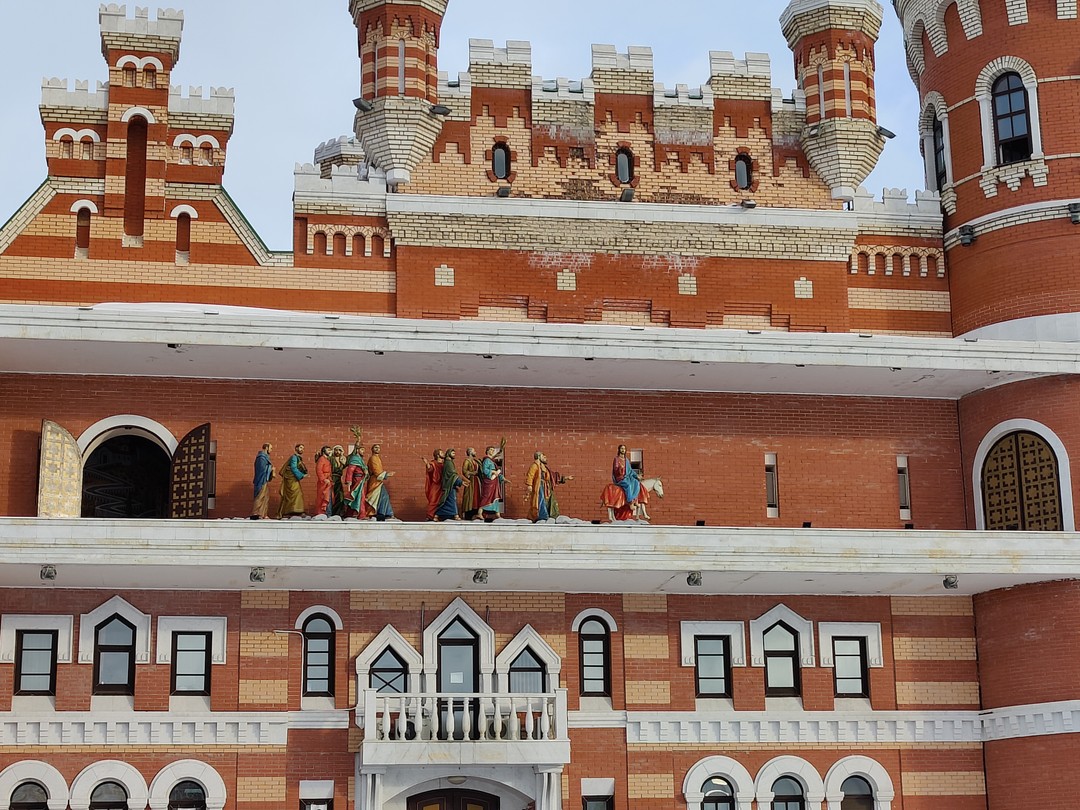 Экскурсию проводила Ирина. Очень хорошо владеет материалом. Много интересного узнали не только про Йошкар-Олу, но и