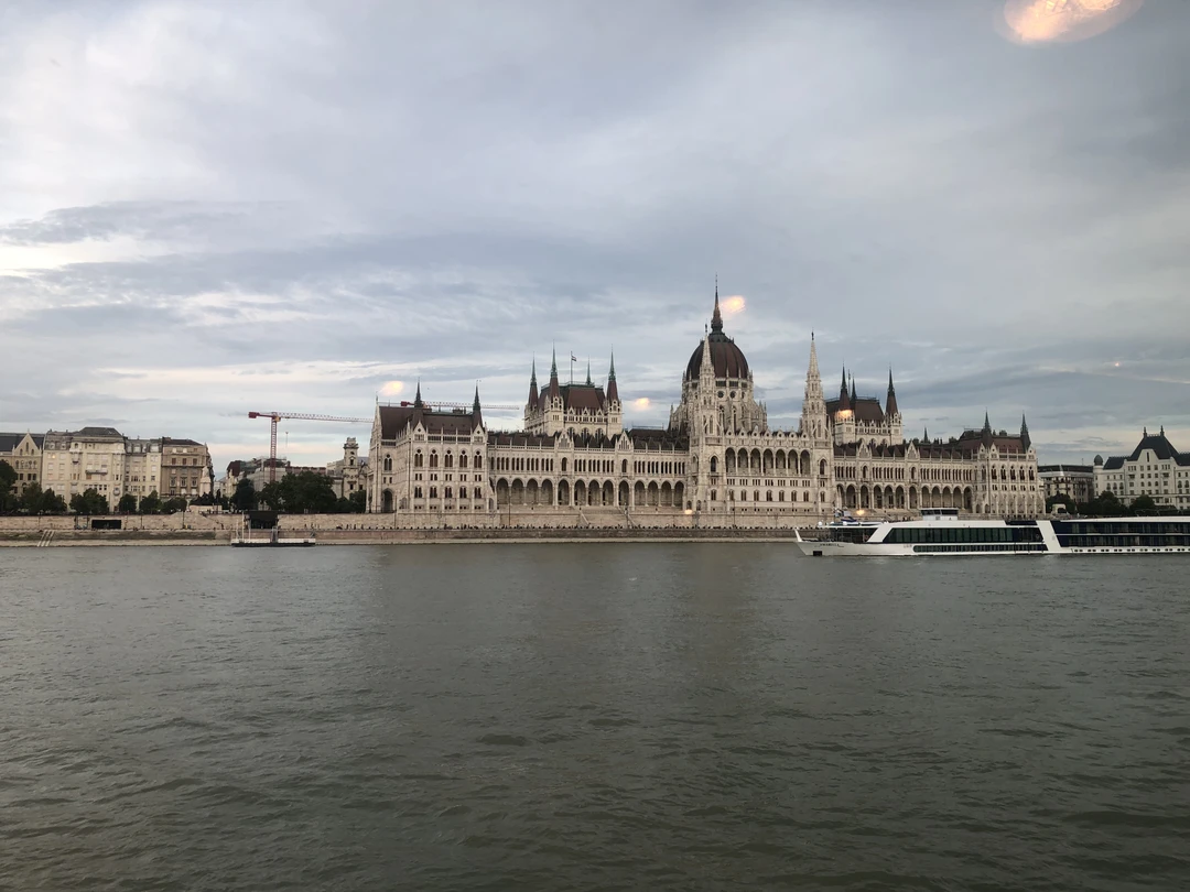 Хорошая экскурсия, нам понравилась. Очень обходительные официанты. Посадили нас у окна. Завораживающая живая музыка в исполнении