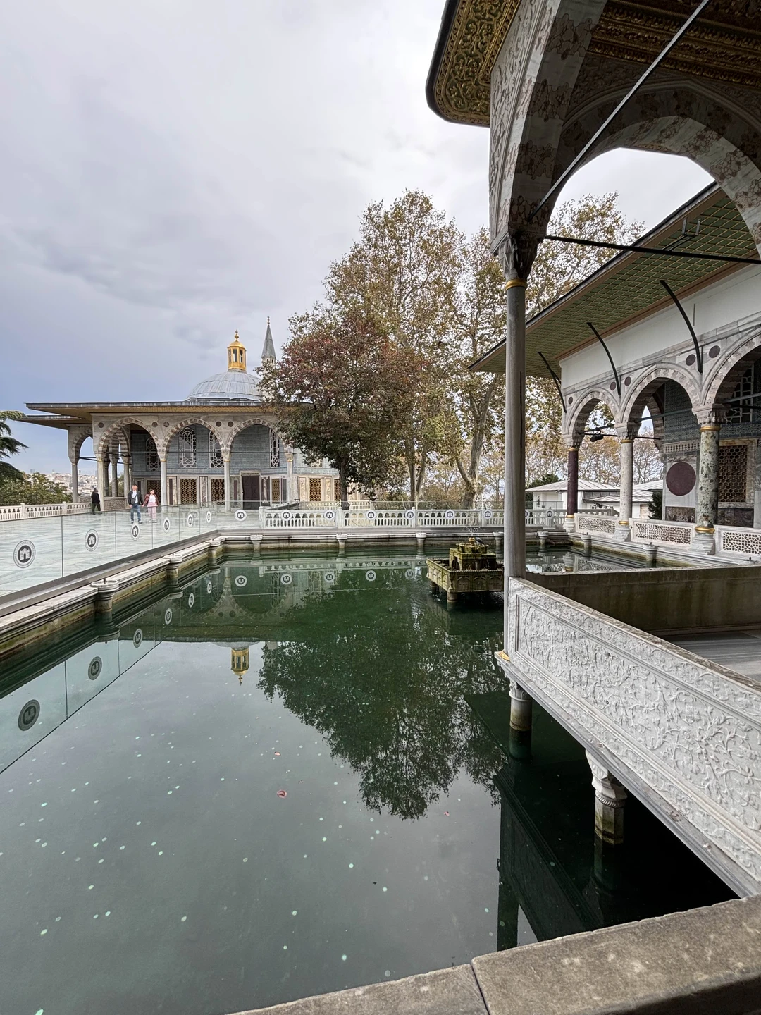 Вчера был максимально насыщенный день- два дворца: абсолютно разных, оба исторически важные. Мой фаворит- Долмабахче😍, он