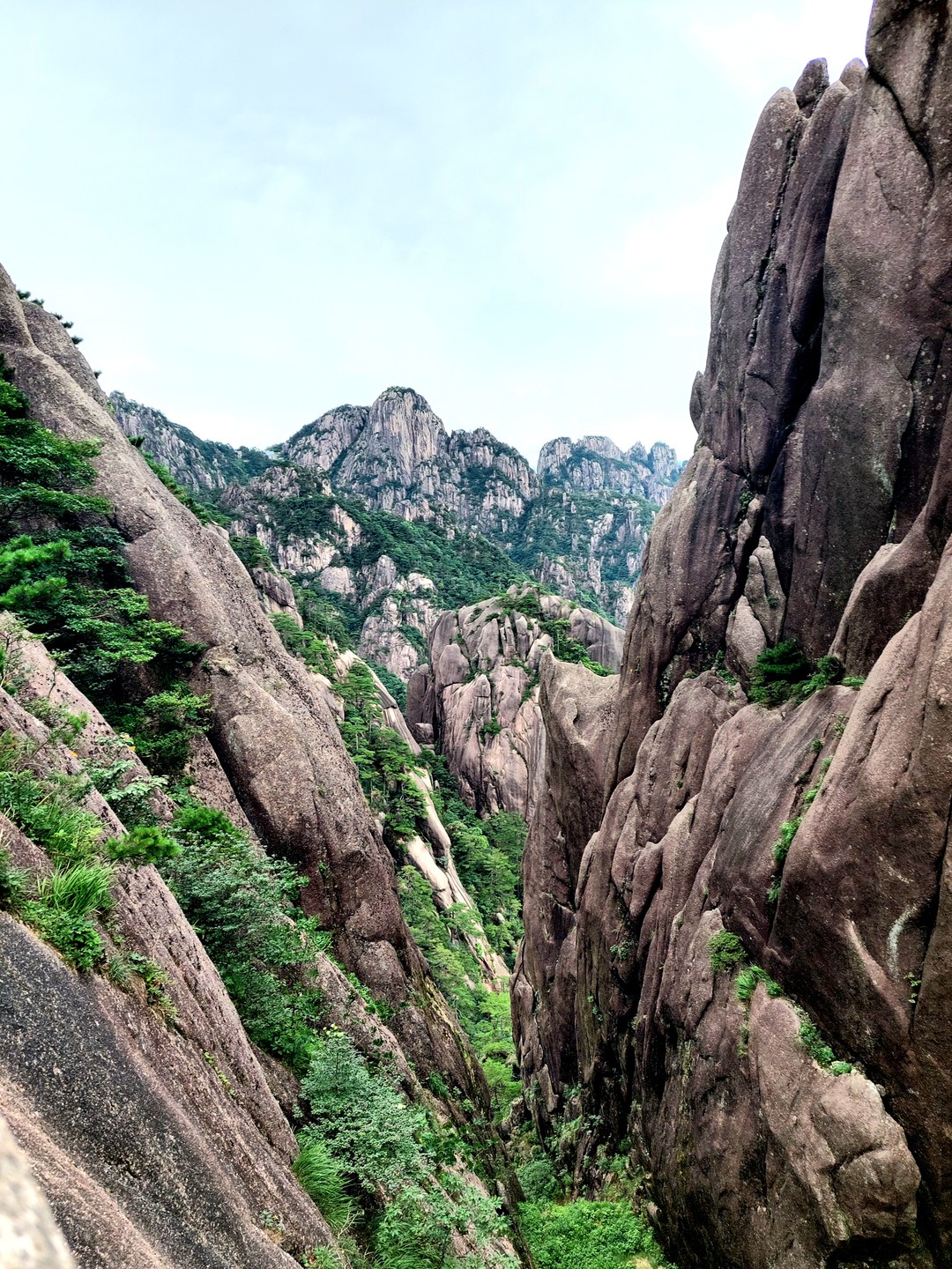 Действительно побывали в Поднебесной. Горы Хуаншань завораживают своей красотой и живописностью. Получили настоящее удовольствие и физ.