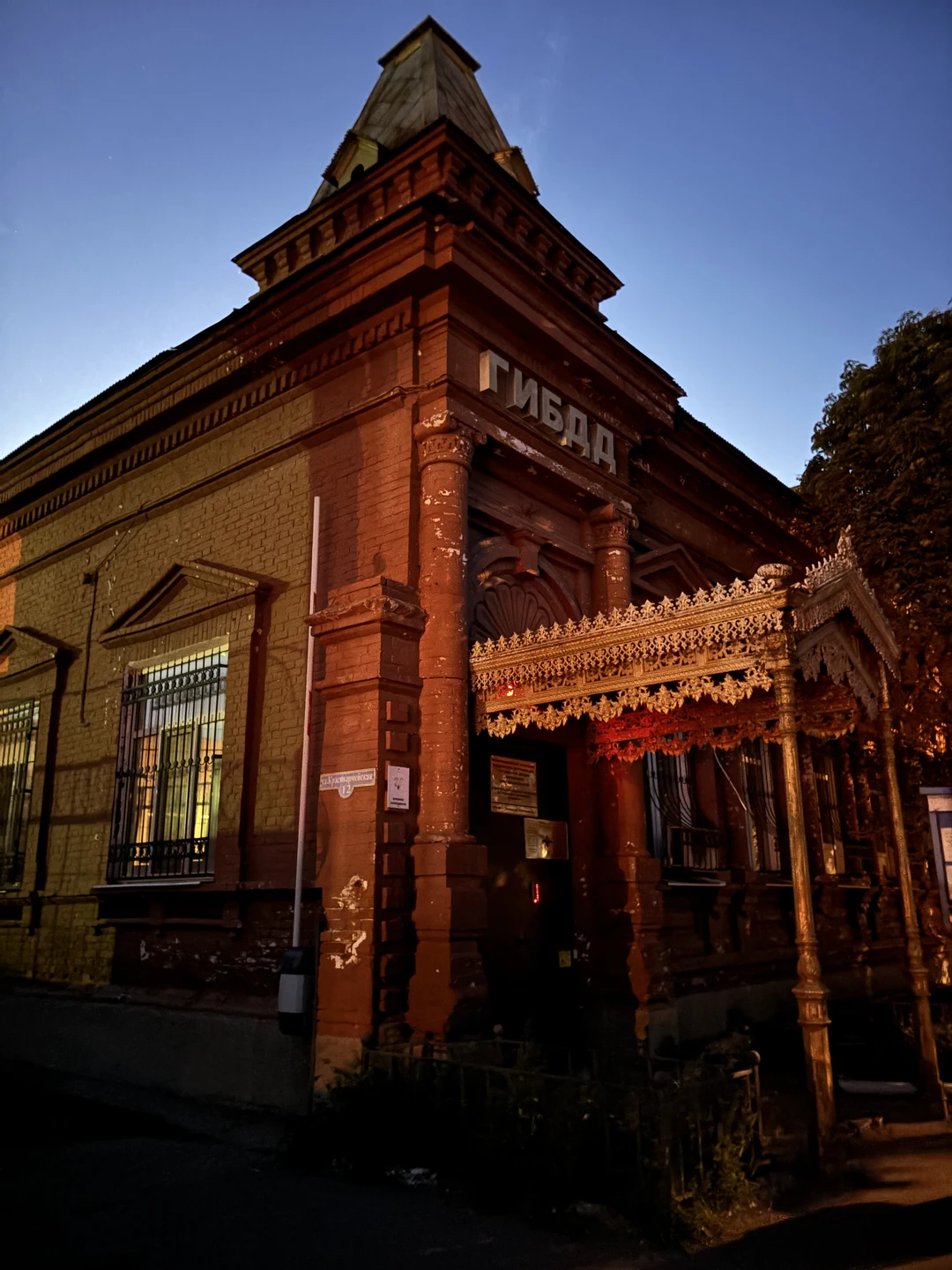 Большое спасибо Юлии за волшебную экскурсию по вечернему Энгельсу! Несмотря на дождь, отлично прогулялись по центру