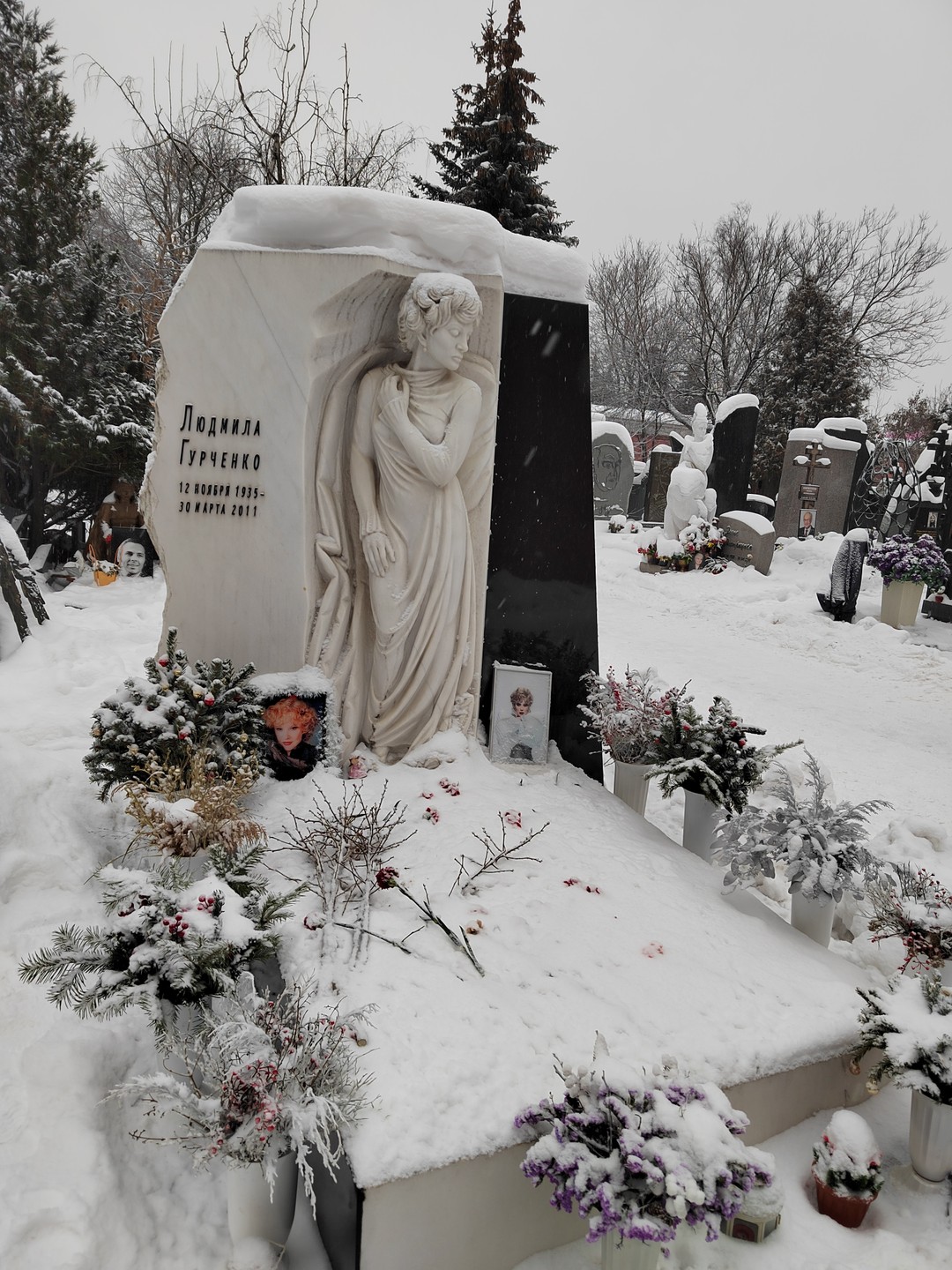 С большим интересом прошли по Новодевичьему кладбищу в сопровождении Дениса. За ограниченный период времени мы увидели