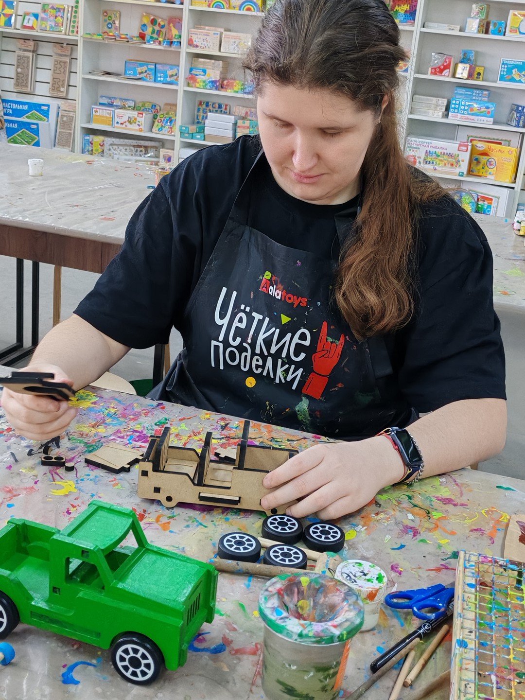 Нашли в интернете экскурсию и мастер класс на фабрику игрушек. Мы пришли рано, но все сотрудники