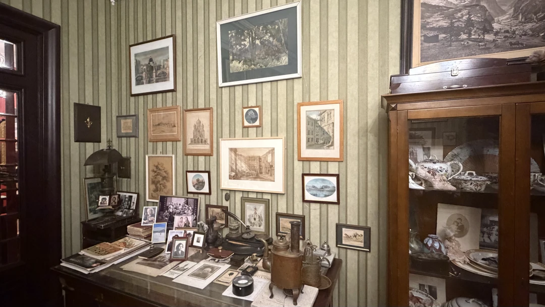 В гости к семье Бенуа: закрытая квартира и живая мелодия арфы (Марина)