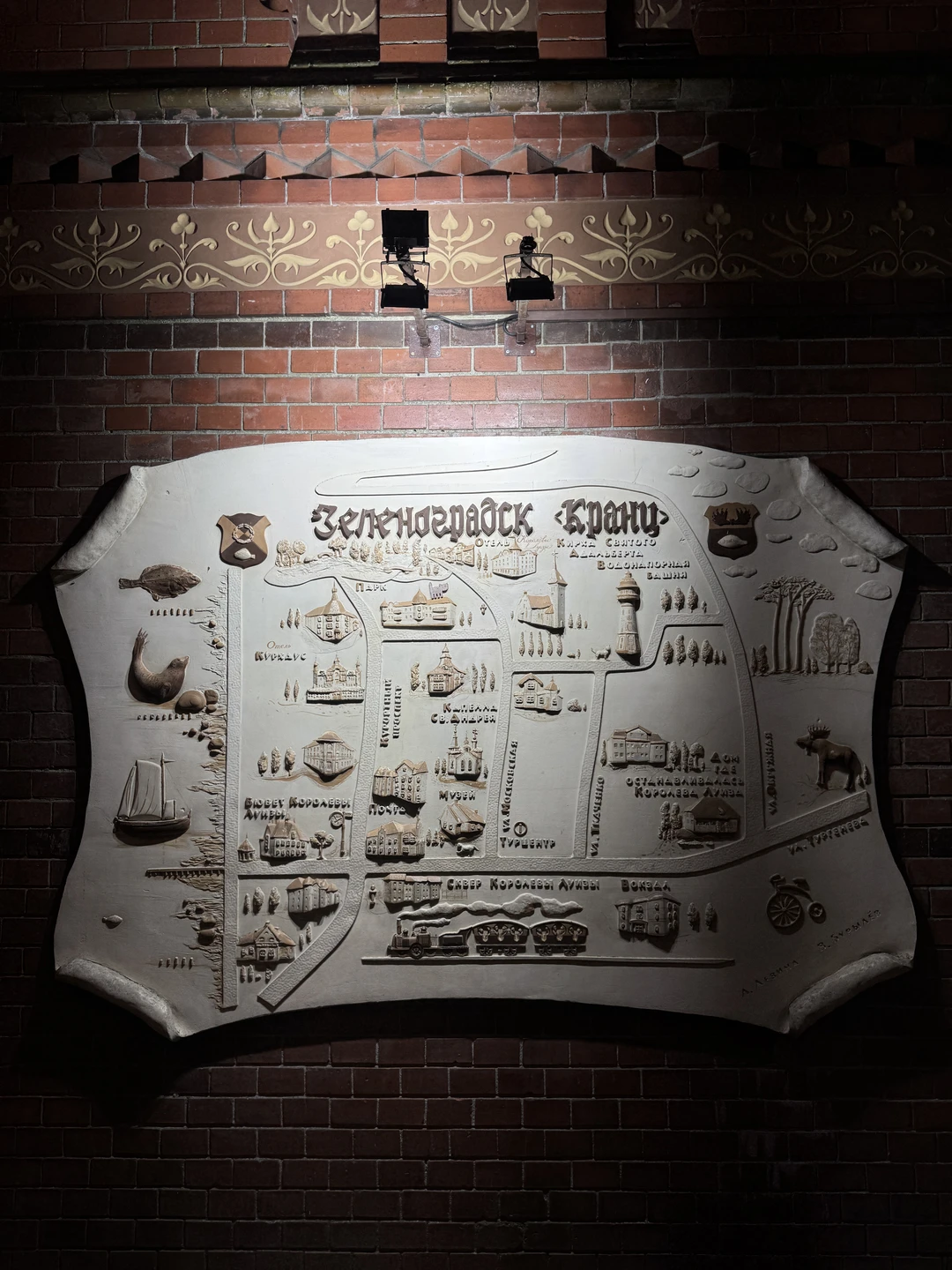 Экскурсия замечательная! Лидия с Сергеем удивительные и душевные люди) Помимо стандартной экскурсионной части, они показывали исторические