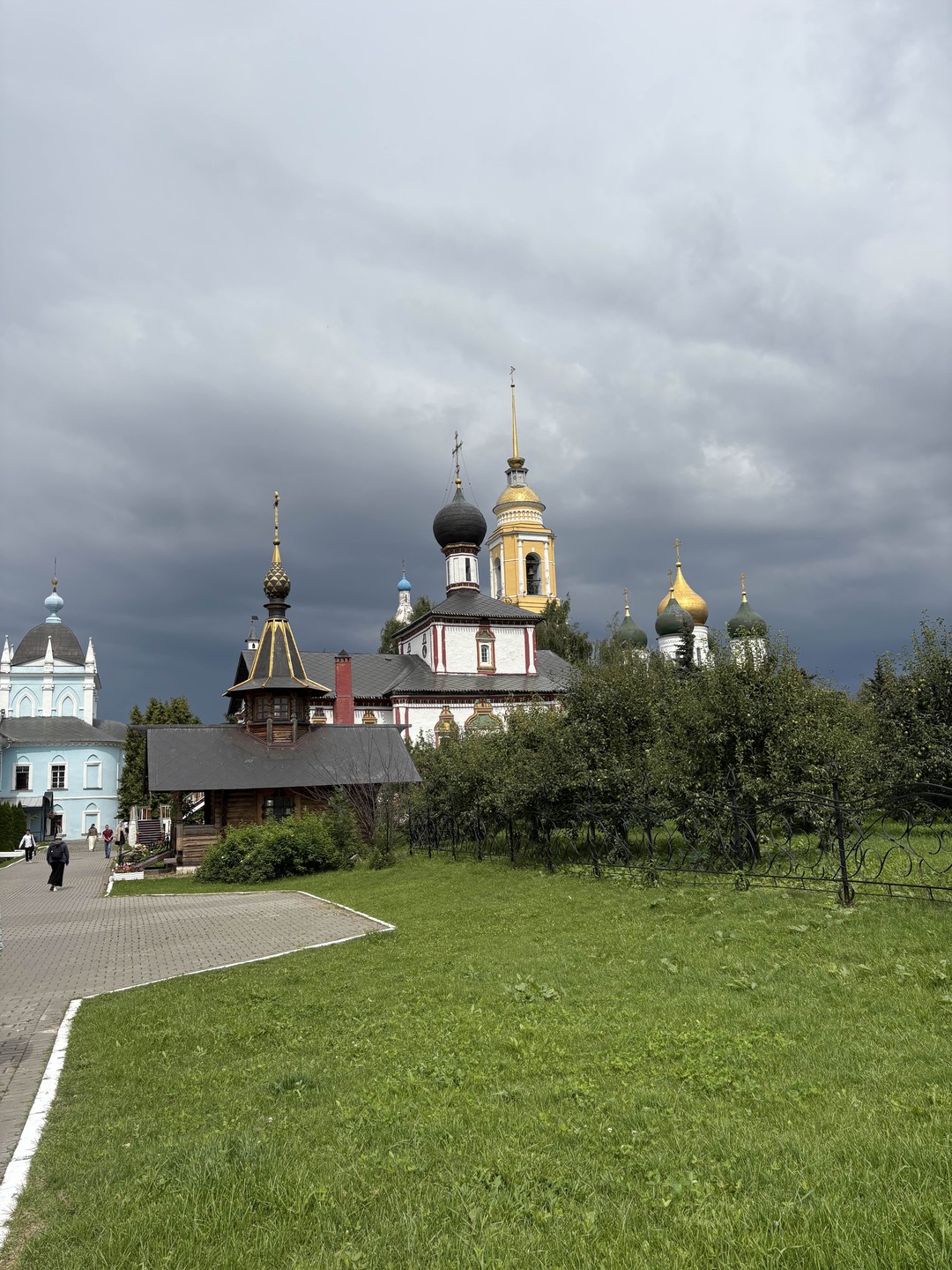 Гид Юлия очень любит свой город и много про него знает! Нам с детьми 13 и 15 лет было очень интересно!!!