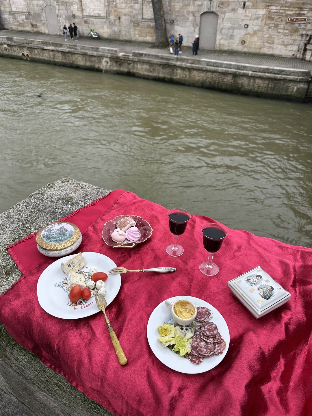 Хочу сказать огромное спасибо замечательной Аннемари за чудесную экскурсию по центру Парижа! Ее умение интересно и