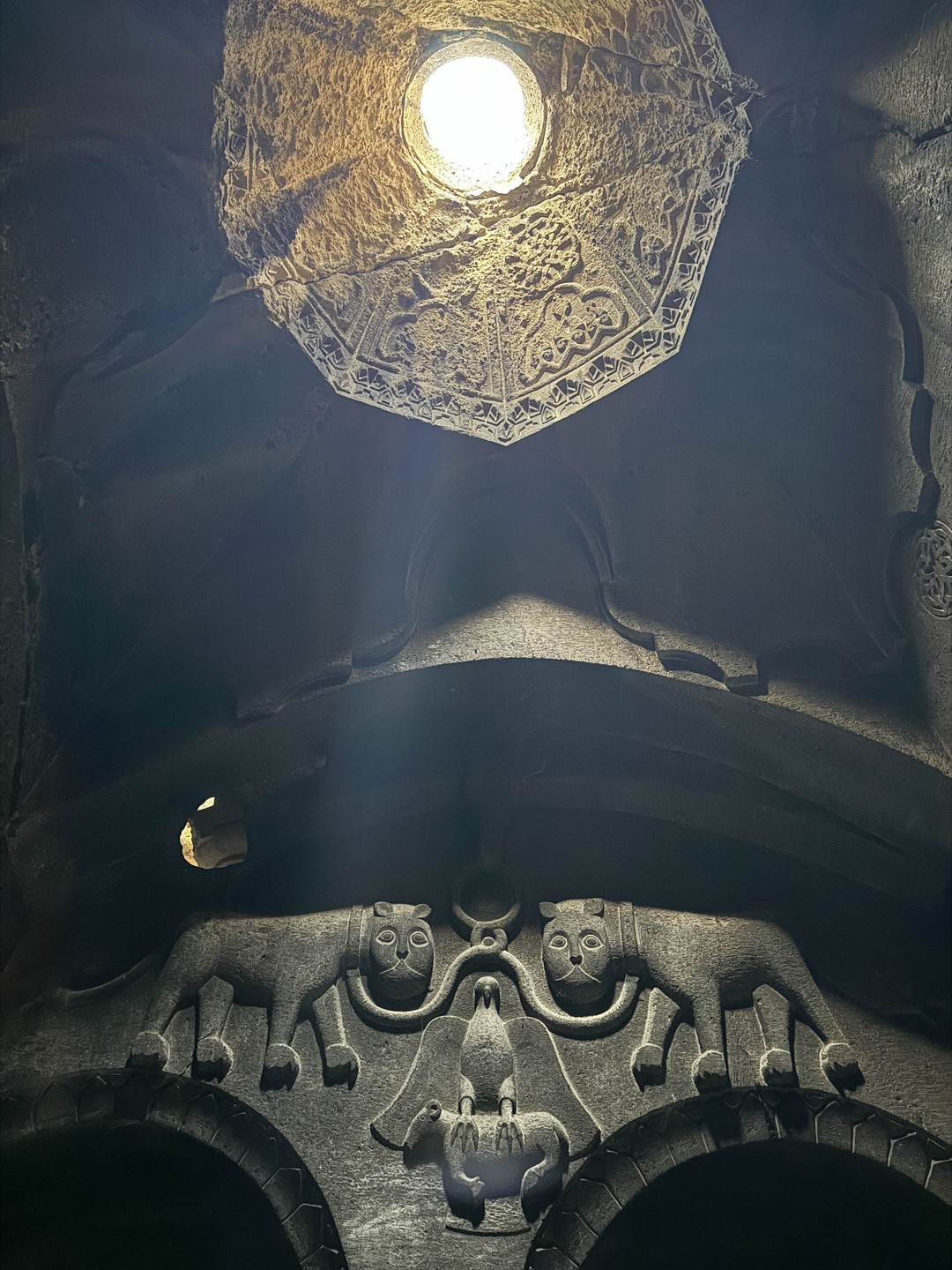 Отличная экскурсия по сильным местам: мощный скальный Гегард, изящный Гарни и космические пейзажи у водохранилища