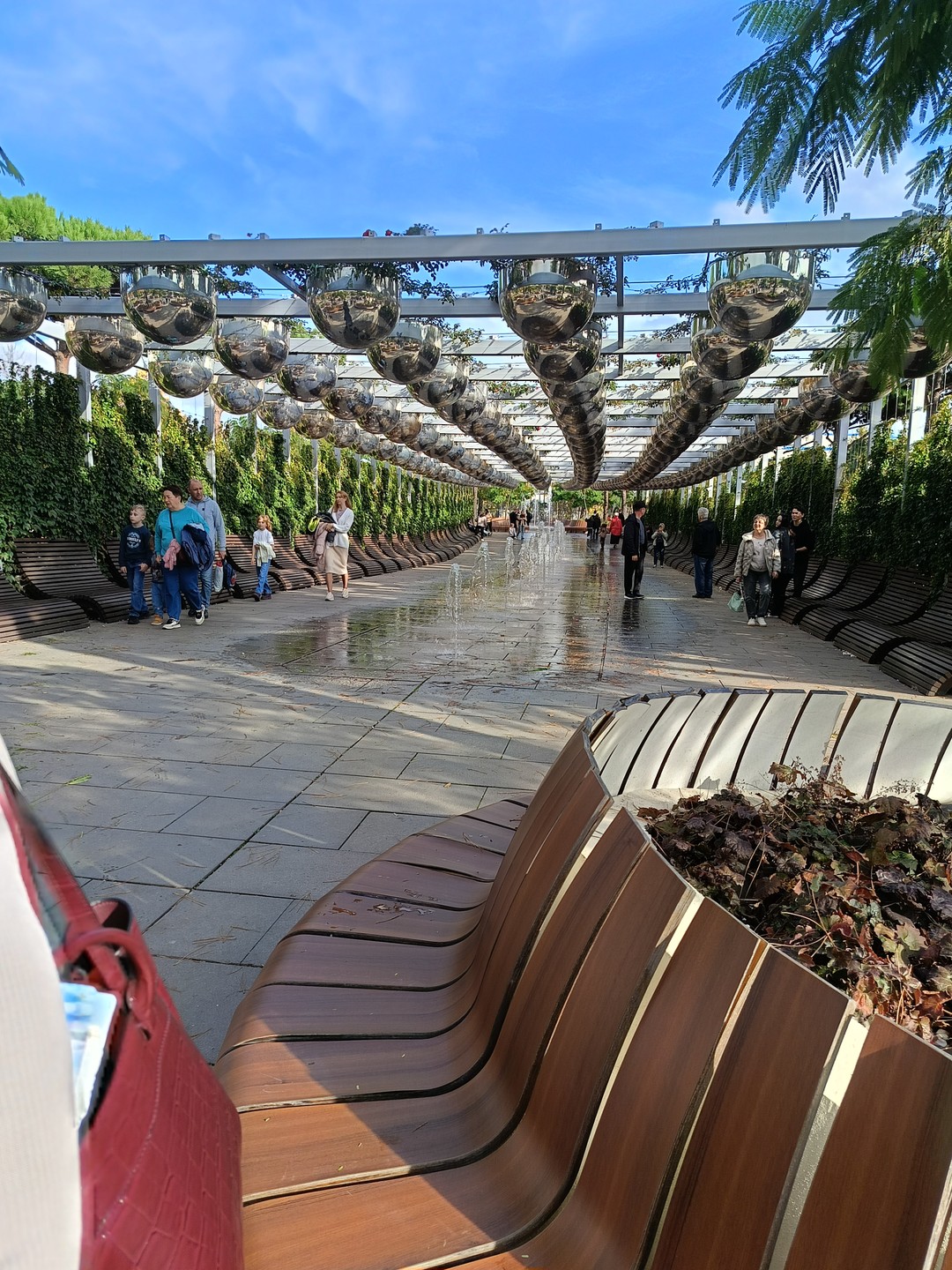 Светлана очень интересный рассказчик. Старается из многочисленных источников узнать и рассказать интересные факты. Экскурсия построена очень