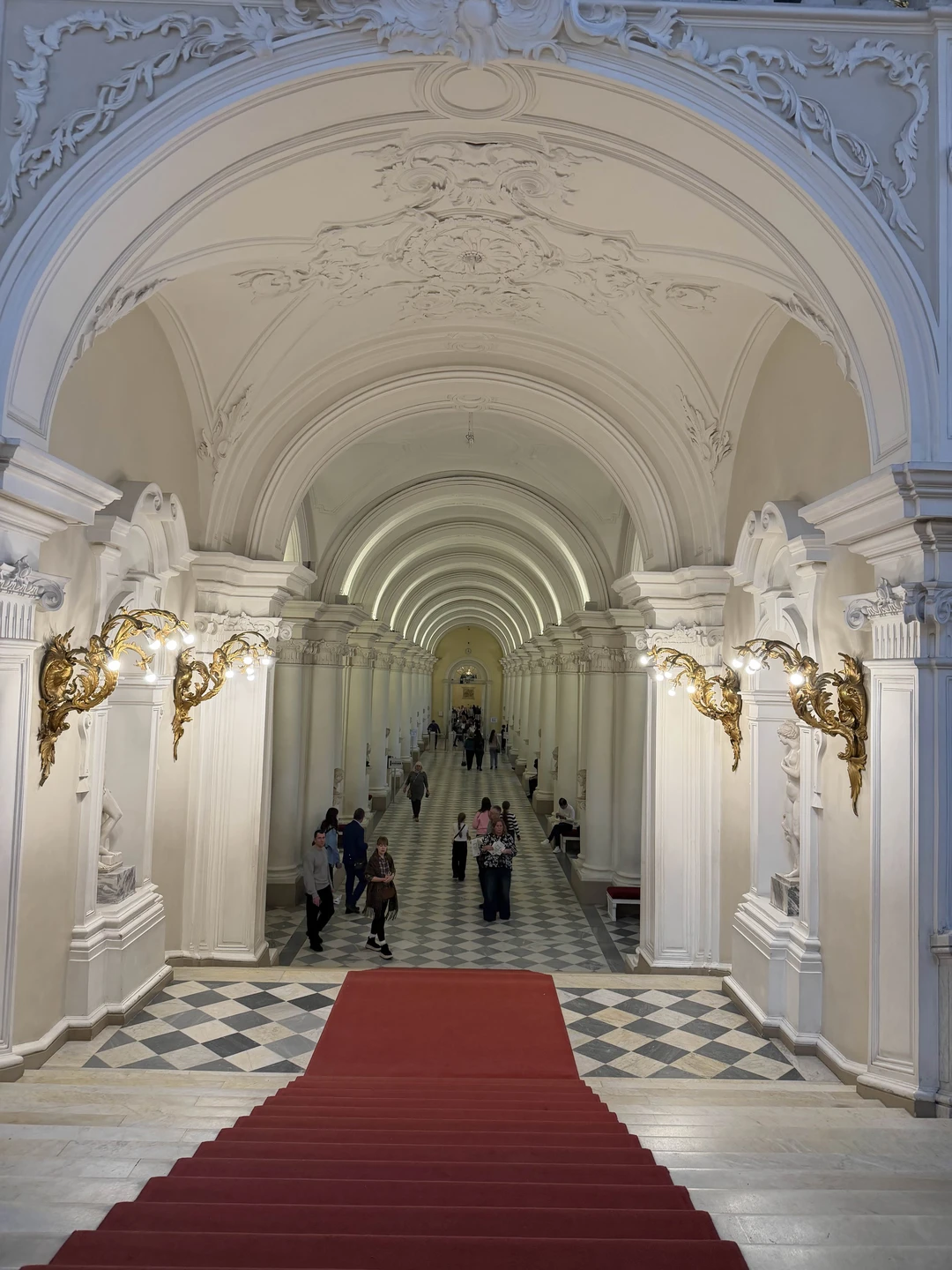 Спасибо огромное Марии. Это лучший экскурсовод по Эрмитажу. Все содержательно, чисто по нужным знаковым местам. Описание