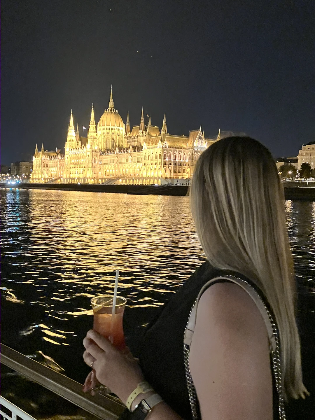 Персонал теплохода приветствовал нас и согласно купленным билетам рассаживал по своим местам. У нас был билет