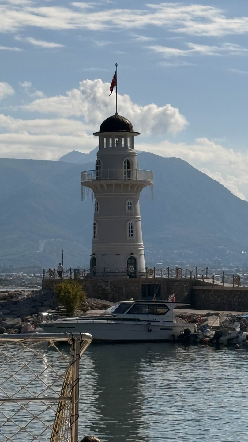 На яхте был русскоговорящий инструктор, он подробно рассказал правила погружения. Инструктора помогали надеть снаряжение, все было