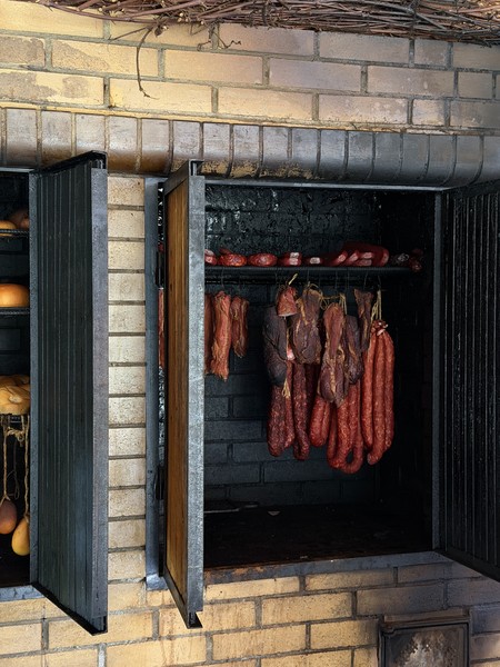 Экскурсия была организована отлично. Гид замечательный, очень приятный, внимательный и ненавязчивый человек. Никаких «навязанных» остановок не