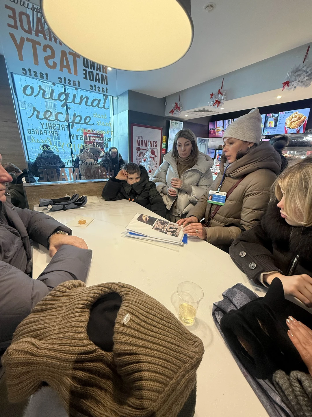 Это не самая увлекательная экскурсия в нашей жизни. Не хватило цепляющих деталей, цифр, эмоций. Но Светлана молодец: все было четко, по расписанию.