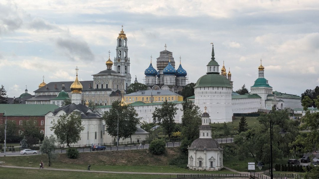 Честно скажу, что мы катались не на ретроавтомобиле, а на современной машине Rang Rover с панорамной