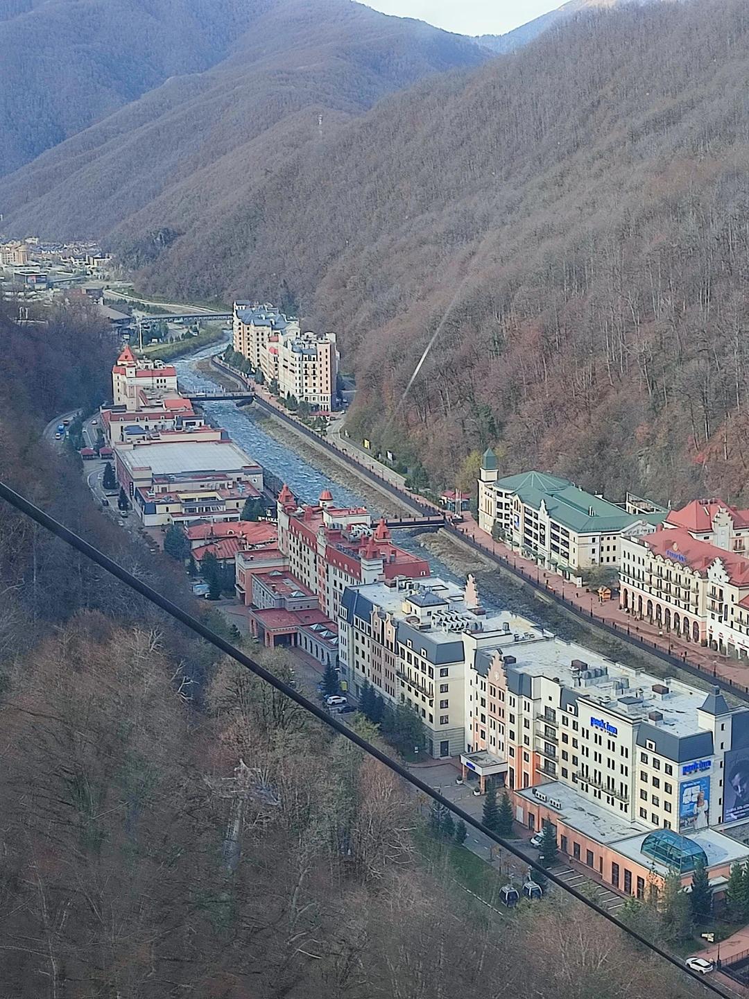 Сопровождал гид Карпо. Местный житель. Знает не только исторические факты, но и местные легенды. Забирал нас