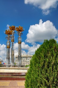 Фото достопримечательности: Фонтан «Три лотоса»