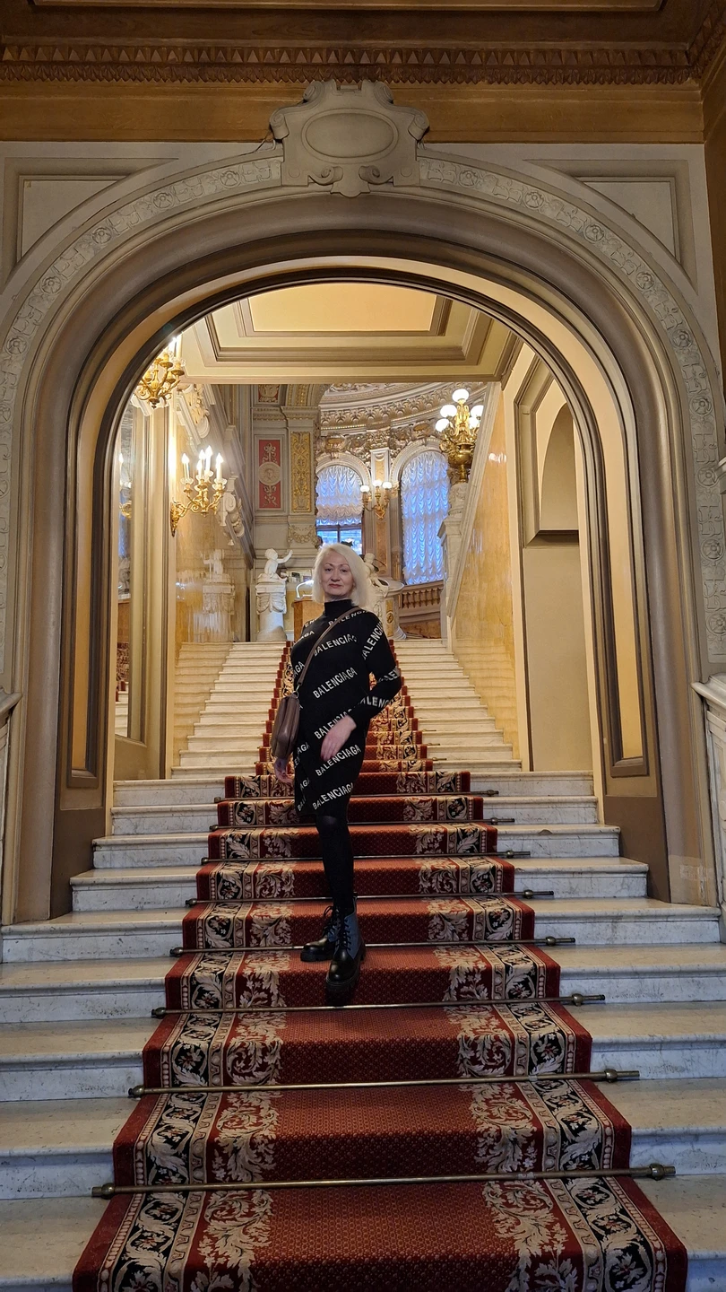 Шикарнейший дворец,отлично сохранившийся,т. к. на протяжении века не переходил из рук в руки,а принадлежит Дому ученых. Отличный экскурсовод