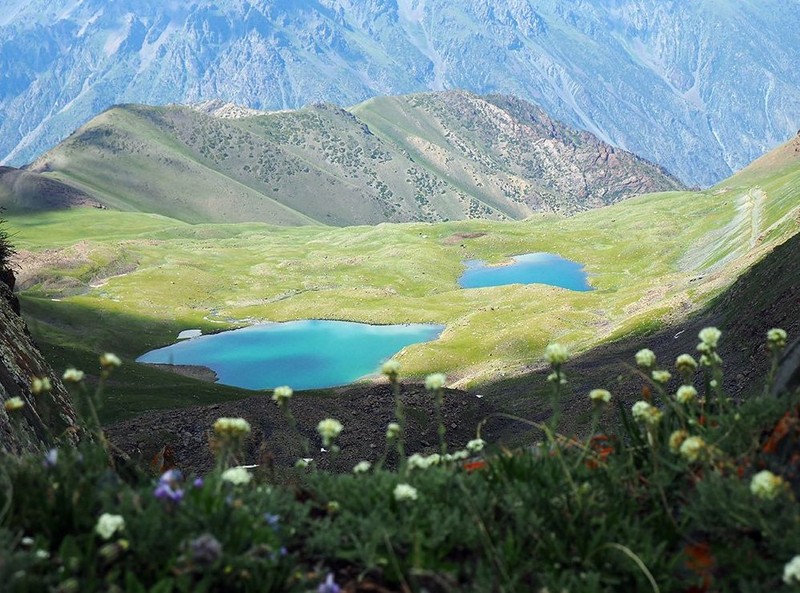 Дыхание весны в Киргизии: треккинги в ущельях, цветущие луга, ледники и озёра (всё включено)