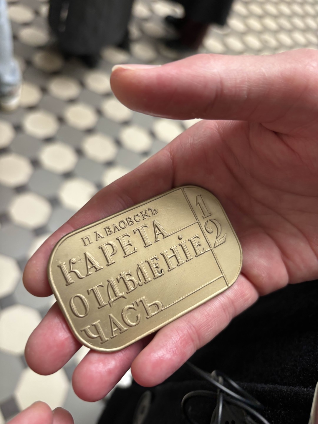 Это одна из лучших экскурсий в Питере! Так умело держать слушателей целых 2,5 часа - это настоящий талант 👍 Нереально интересно!