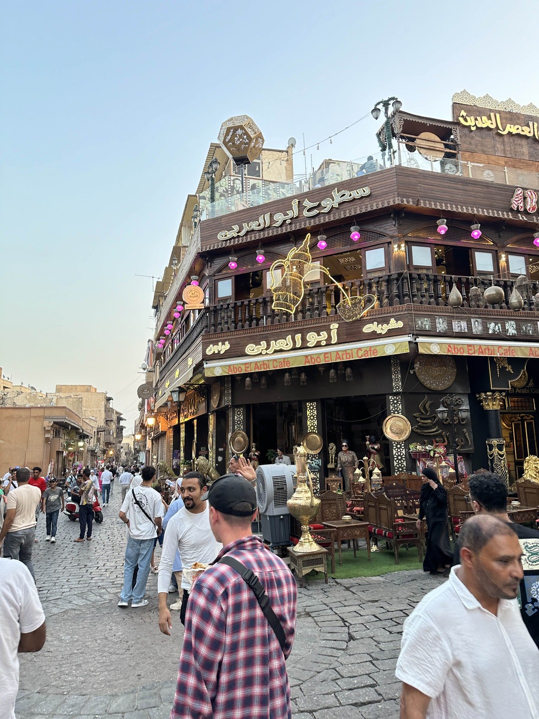 Наш вечерний тур с гидом по Каиру был незабываемым! Мы исследовали город, погружаясь в его богатую