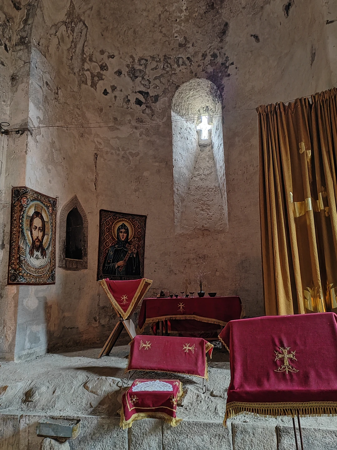 Утомляет лишь дорога. В ноябре "закрыли" водопад, нам повезло увидеть его остатки, но тоже было красиво. В целом, очень интересная экскурсия