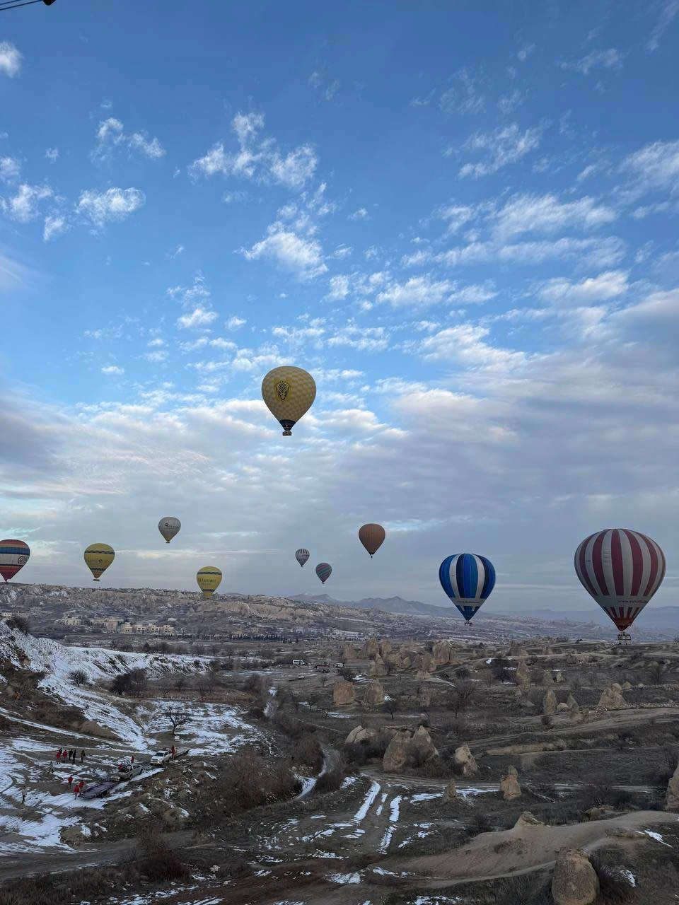 Полет на воздушном шаре над долинами Каппадокии — настоящее волшебство: рассвет, тишина и фантастические пейзажи. Отличная