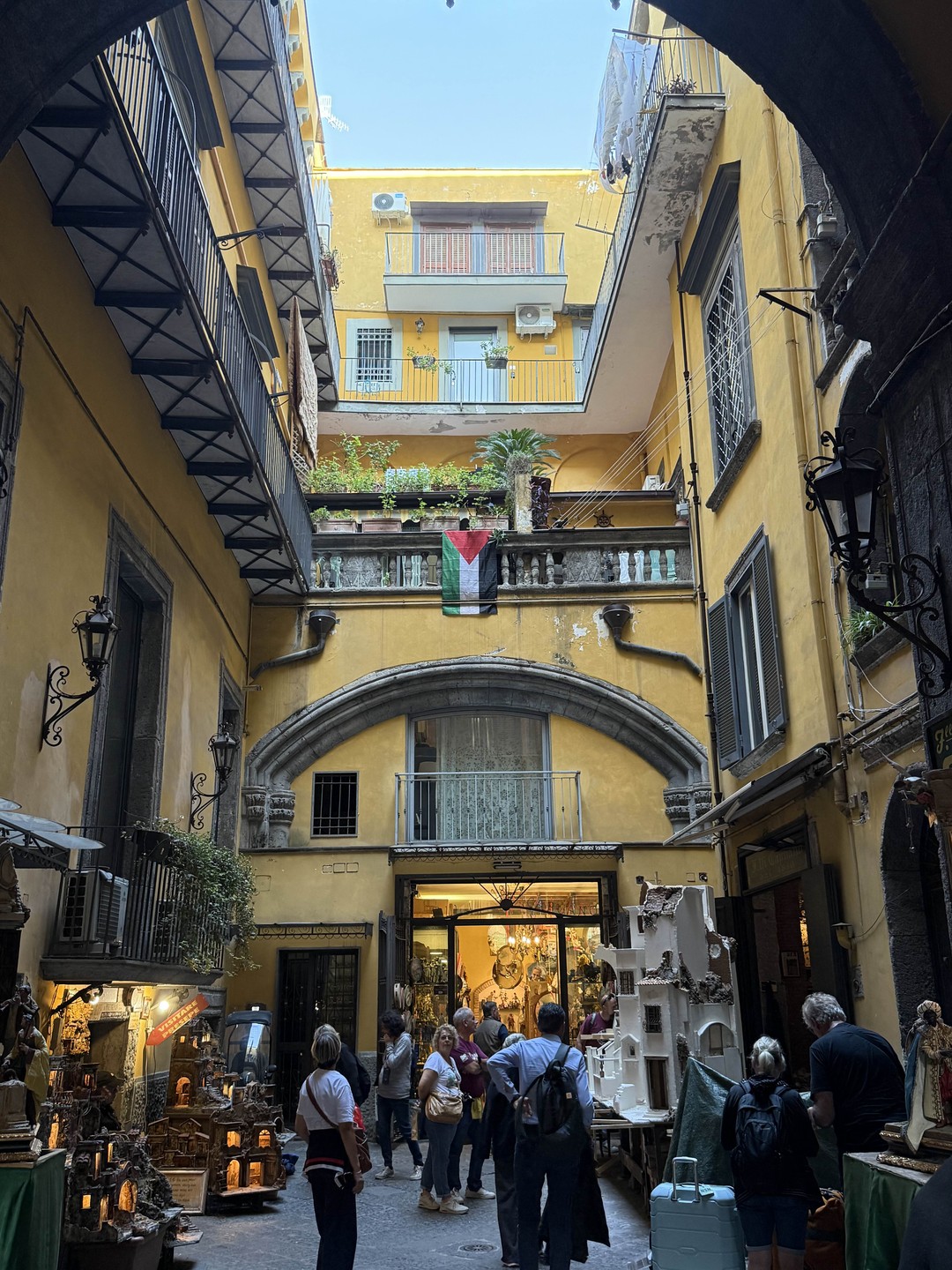 Экскурсовод Мира. Отличная организация, насыщенная программа, масса интересных фактов и тёплая атмосфера. Рекомендую всем, кто хочет