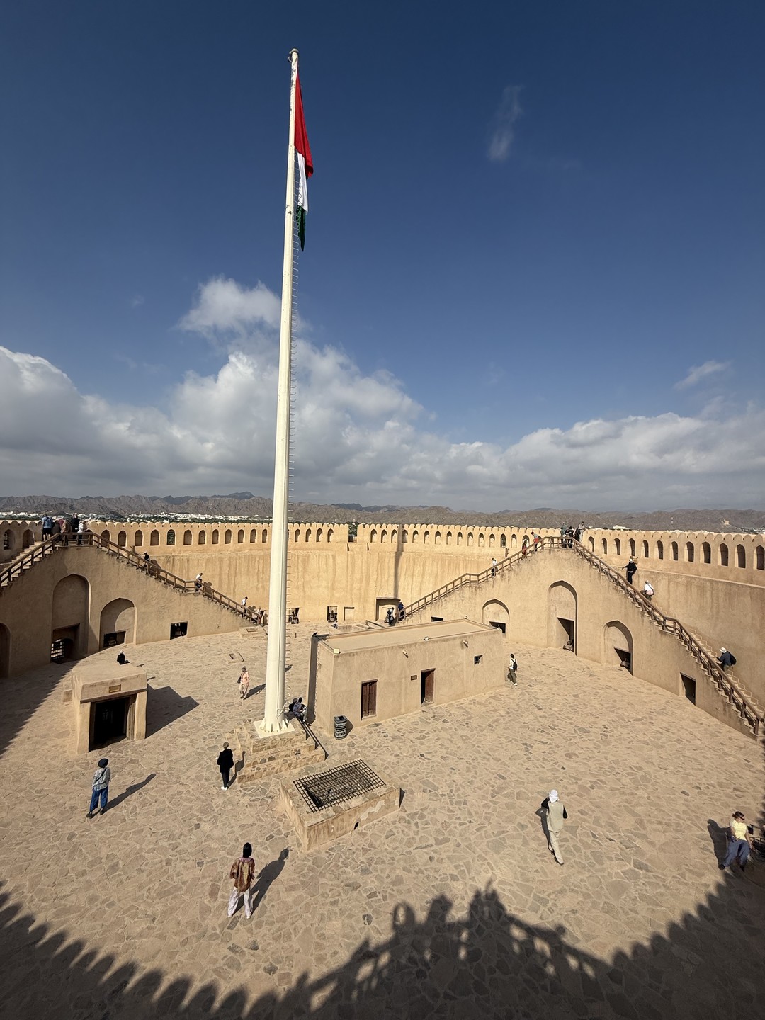 Впечатлило. Успели попасть на рынок скота в Низва, атмосферное место. Очень понравился форт и виды на